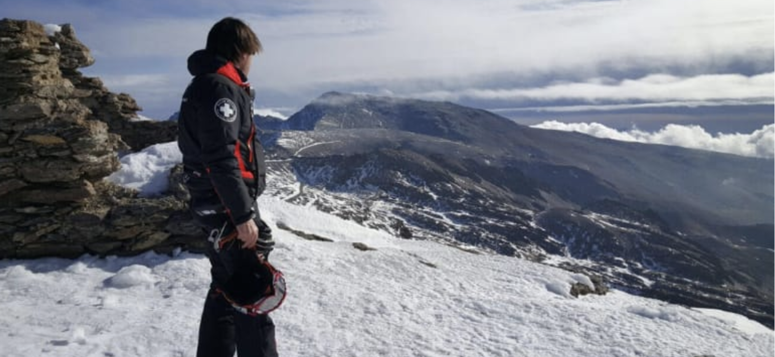 Piloto de drones en una operación en zona de montaña