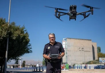 Piloto de drones con un DJI Matrice en vuelo durante una práctica